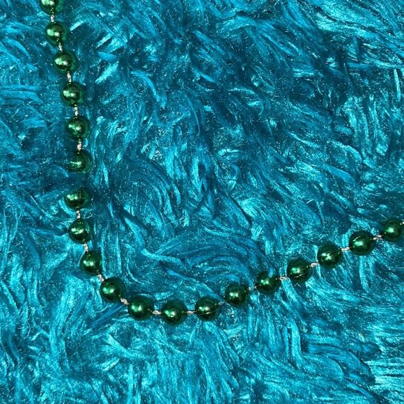 Green plastic spherical beads necklace - Picture 3 of 6